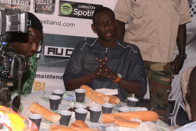 RAMADAN 2018:Le fans club 100% Pape Diouf a distribué des "NDOGOUS" à la population des Parcelles assainies
