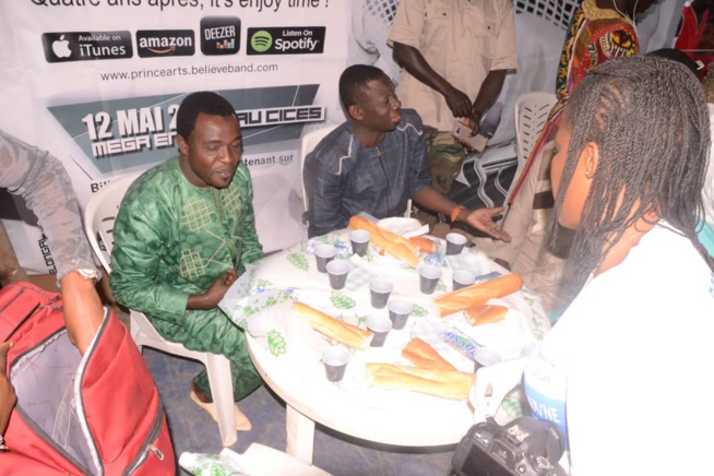 RAMADAN 2018:Le fans club 100% Pape Diouf a distribué des "NDOGOUS" à la population des Parcelles assainies