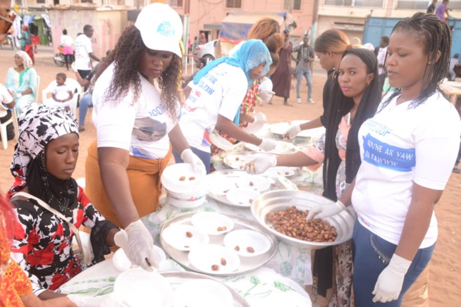 RAMADAN 2018:Le fans club 100% Pape Diouf a distribué des "NDOGOUS" à la population des Parcelles assainies