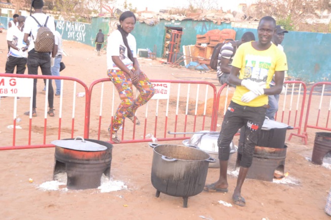RAMADAN 2018:Le fans club 100% Pape Diouf a distribué des "NDOGOUS" à la population des Parcelles assainies