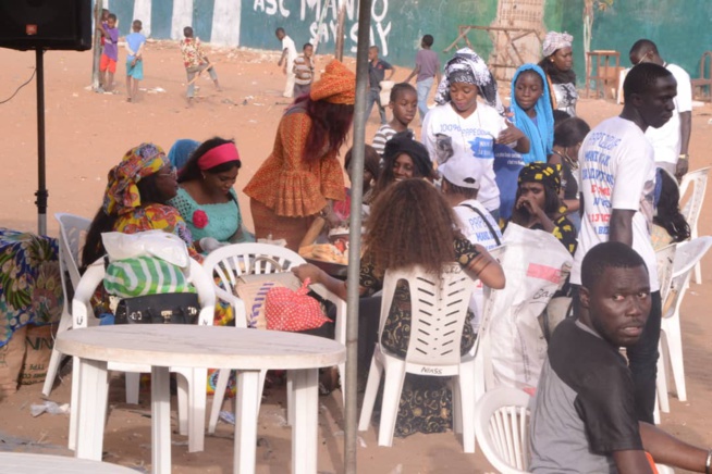 RAMADAN 2018:Le fans club 100% Pape Diouf a distribué des "NDOGOUS" à la population des Parcelles assainies