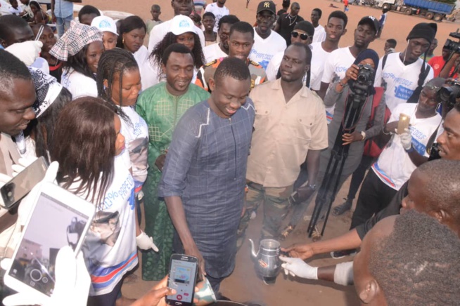 RAMADAN 2018:Le fans club 100% Pape Diouf a distribué des "NDOGOUS" à la population des Parcelles assainies
