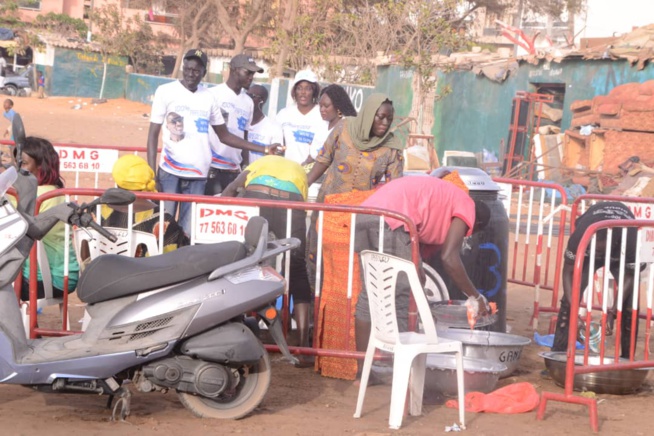 RAMADAN 2018:Le fans club 100% Pape Diouf a distribué des "NDOGOUS" à la population des Parcelles assainies