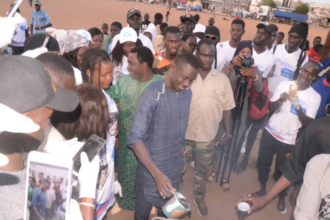 RAMADAN 2018:Le fans club 100% Pape Diouf a distribué des "NDOGOUS" à la population des Parcelles assainies
