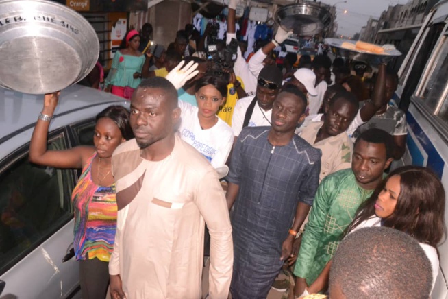 RAMADAN 2018:Le fans club 100% Pape Diouf a distribué des "NDOGOUS" à la population des Parcelles assainies