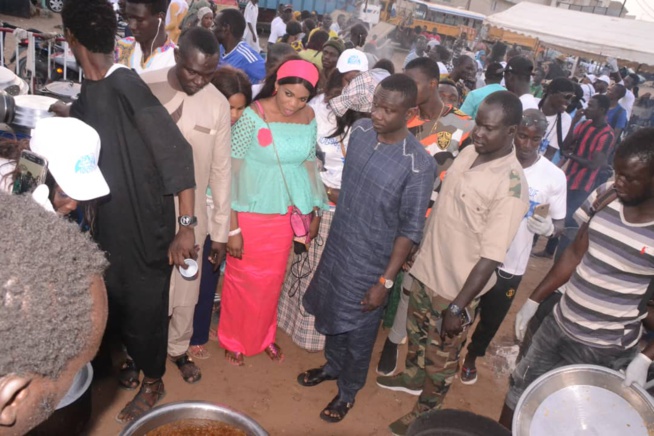 RAMADAN 2018:Le fans club 100% Pape Diouf a distribué des "NDOGOUS" à la population des Parcelles assainies