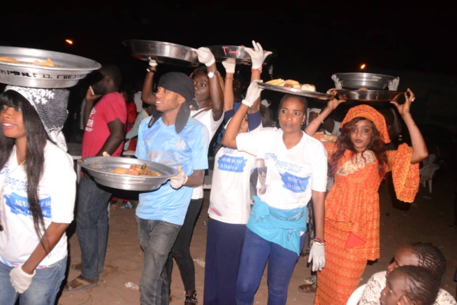 RAMADAN 2018:Le fans club 100% Pape Diouf a distribué des "NDOGOUS" à la population des Parcelles assainies
