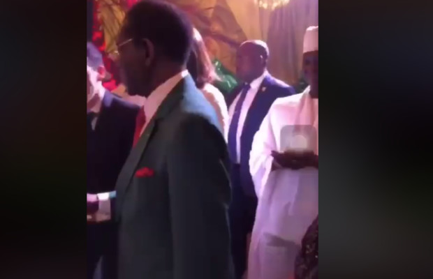 Après une longue disparition … L’Ancien Président Yahya Jammeh s’éclate avec le… Après une longue disparition … L’Ancien Président Yahya Jammeh s’éclate avec le…