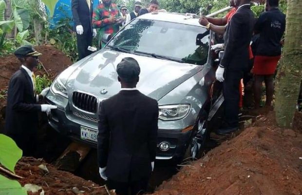 Un homme enterre son père avec une nouvelle BMW (photo) Un homme enterre son père avec une nouvelle BMW (photo)