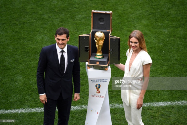 Natalia Vodianova et Iker Casillas dévoilent le Trophée de la Coupe du Monde 2018 dans sa…