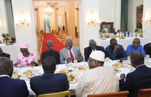 Le Ndogou royal offert par Macky Sall aux milliardaires: Babacar Ngom, Youssou Ndour, Ameth Amar et… Le Ndogou royal offert par Macky Sall aux milliardaires: Babacar Ngom, Youssou Ndour, Ameth Amar et…