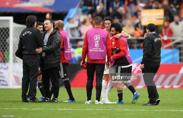 L’Egyptien Mohamed Salah consolé par l’Uruguayen Edinson Cavani à la fin du match