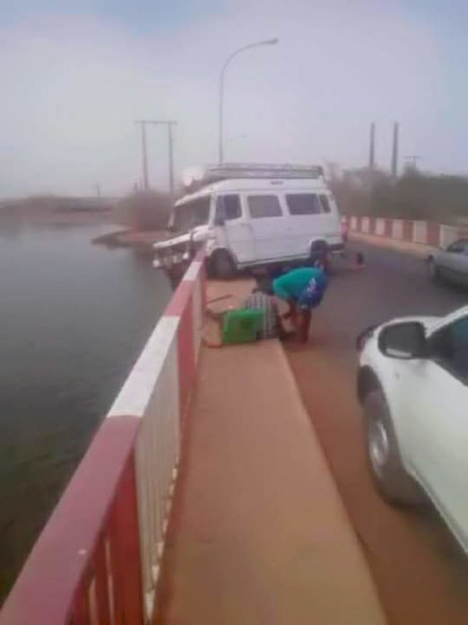 Kaolack : Spectaculaire ! Un car s’incruste dans le pont Serigne Bassirou Mbacké.