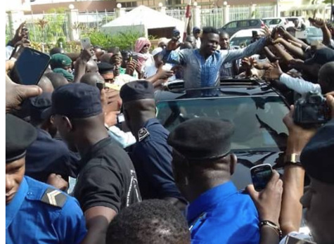 Mali: Mamoudou Gassama accueilli en héros à Bamako Mali: Mamoudou Gassama accueilli en héros à Bamako