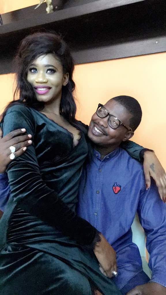 Le chanteur Djibril Diop s'est il fiancé à la vidéo girl Madjiguene?