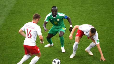 Photos : Sadio Mané encerclé par les Polonais
