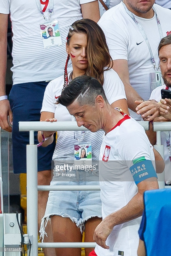 Après leur défaite face au Sénégal: Robert Lewandowski se console dans les bras de sa …