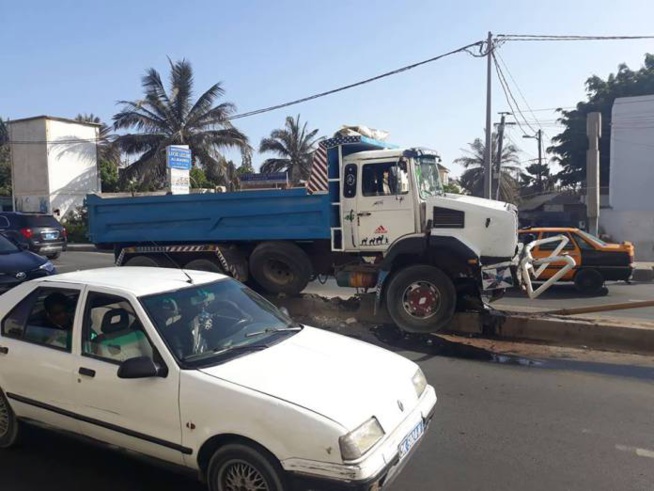 Route des Almadies : un camion quitte sa voie et monte sur la séparation en béton Route des Almadies : un camion quitte sa voie et monte sur la séparation en béton