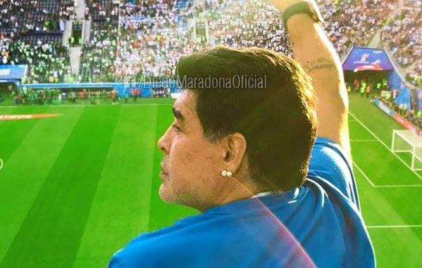 Maradona dément : «J’ai beaucoup de respect pour les Africains et mon doigt d’honneur n’est nullement destiné à l’équipe Nigériane» Maradona dément : «J’ai beaucoup de respect pour les Africains et mon doigt d’honneur n’est nullement destiné à l’équipe Nigériane»