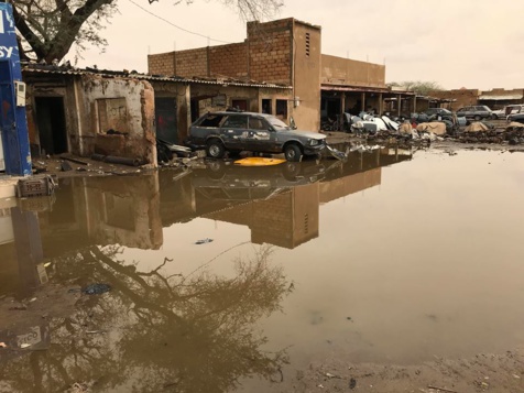 Gare routière à Louga inondée : les riverains accusent les agents de la mairie de Louga d’avoir bouché le canal d’évacuation des eaux pluviales Gare routière à Louga inondée : les riverains accusent les agents de la mairie de Louga d’avoir bouché le canal d’évacuation des eaux pluviales