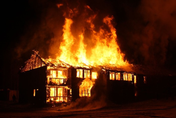 Fass Delorme : Une bougie déclenche un violent incendie et réduit en cendres deux baraques Fass Delorme : Une bougie déclenche un violent incendie et réduit en cendres deux baraques