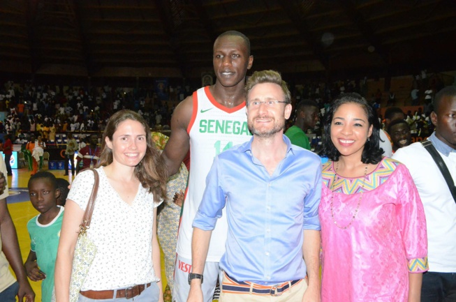 Lena Sene  en compagnie de l'ambassadeur de la Grande Bretagne et Gorgui Sy Dieng.