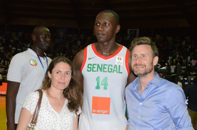 Lena Sene  en compagnie de l'ambassadeur de la Grande Bretagne et Gorgui Sy Dieng.