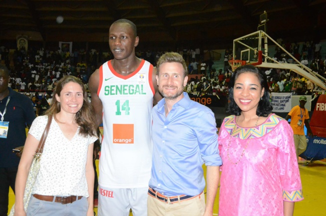 Lena Sene  en compagnie de l'ambassadeur de la Grande Bretagne et Gorgui Sy Dieng.