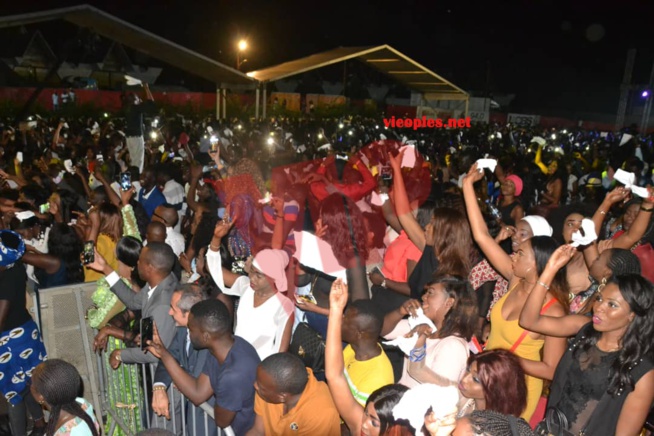 Les images qui montrent le bonheur des fans devant Youssou Ndour au CICES ce 30 juin. Les images qui montrent le bonheur des fans devant Youssou Ndour au CICES ce 30 juin.