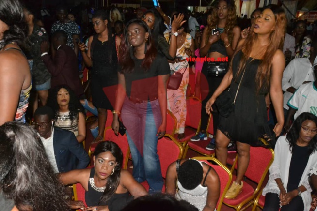 Les images qui montrent le bonheur des fans devant Youssou Ndour au CICES ce 30 juin. Les images qui montrent le bonheur des fans devant Youssou Ndour au CICES ce 30 juin.