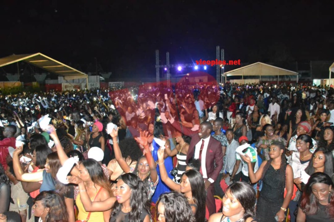 Les images qui montrent le bonheur des fans devant Youssou Ndour au CICES ce 30 juin. Les images qui montrent le bonheur des fans devant Youssou Ndour au CICES ce 30 juin.