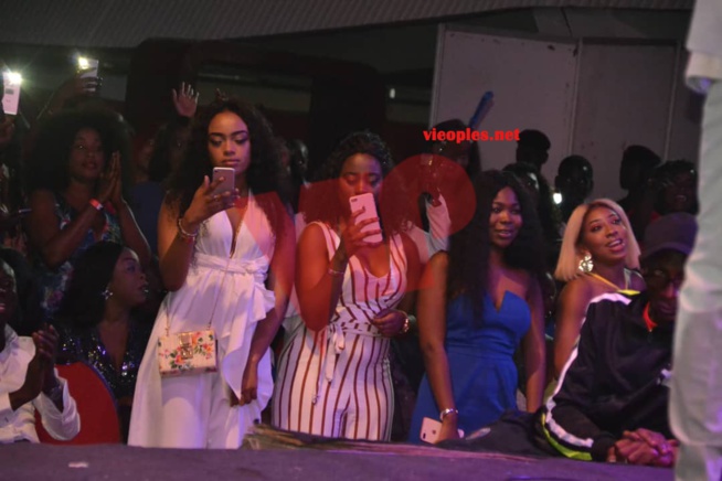 Les images qui montrent le bonheur des fans devant Youssou Ndour au CICES ce 30 juin. Les images qui montrent le bonheur des fans devant Youssou Ndour au CICES ce 30 juin.