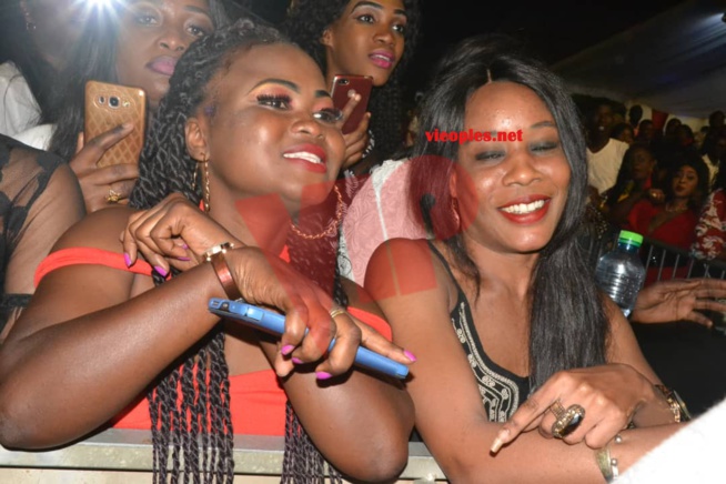 Les images qui montrent le bonheur des fans devant Youssou Ndour au CICES ce 30 juin. Les images qui montrent le bonheur des fans devant Youssou Ndour au CICES ce 30 juin.