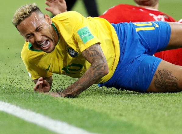 Cantona et Maradona demandent à Neymar d’arrêter de simuler Cantona et Maradona demandent à Neymar d’arrêter de simuler