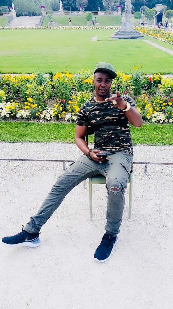 Le Don King de la Bande FM, Cheikh Sarr n'oubliera pas sitôt de ses vacances avec sa douce moitié à Paris. Le Don King de la Bande FM, Cheikh Sarr n'oubliera pas sitôt de ses vacances avec sa douce moitié à Paris.
