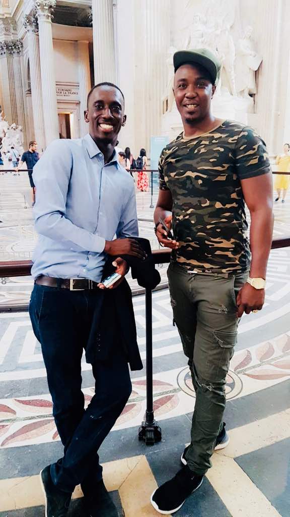 Le Don King de la Bande FM, Cheikh Sarr n'oubliera pas sitôt de ses vacances avec sa douce moitié à Paris. Le Don King de la Bande FM, Cheikh Sarr n'oubliera pas sitôt de ses vacances avec sa douce moitié à Paris.