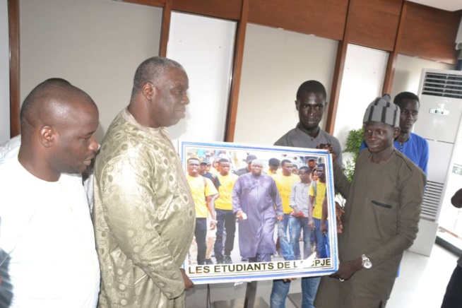 Diop Sy à la rencontre des étudiants pour soutenir le président Macky Sall.