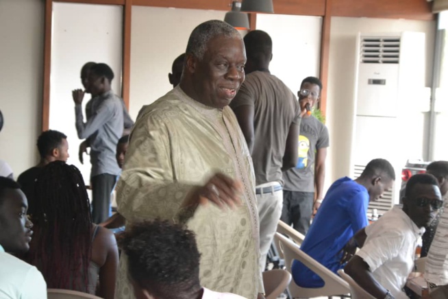 Diop Sy à la rencontre des étudiants pour soutenir le président Macky Sall.