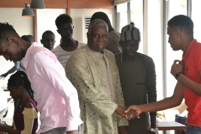 Diop Sy à la rencontre des étudiants pour soutenir le président Macky Sall. Diop Sy à la rencontre des étudiants pour soutenir le président Macky Sall.