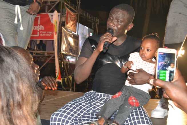Concert explosif du nouveau héritier de la musique Sénégalaise, Pape Diouf chauffe le village de la nation avec la RTS1.