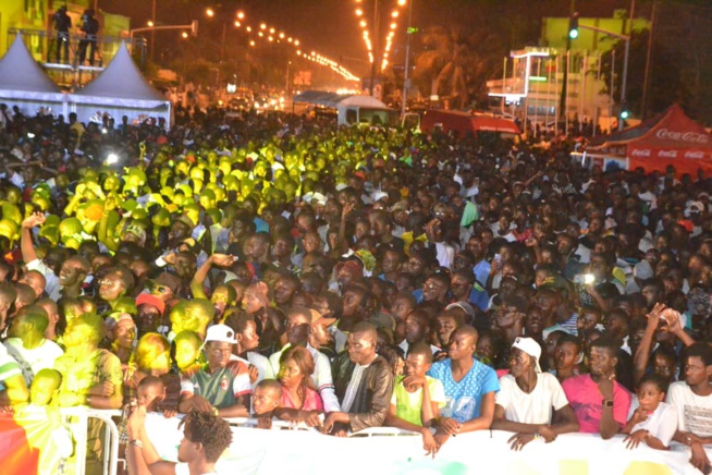 Concert explosif du nouveau héritier de la musique Sénégalaise, Pape Diouf chauffe le village de la nation avec la RTS1.