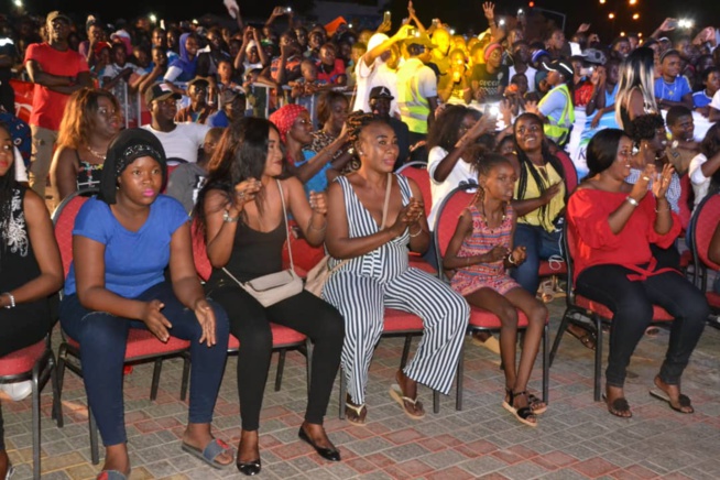 Concert explosif du nouveau héritier de la musique Sénégalaise, Pape Diouf chauffe le village de la nation avec la RTS1.