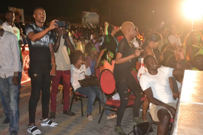 Concert explosif du nouveau héritier de la musique Sénégalaise, Pape Diouf chauffe le village de la nation avec la RTS1.
