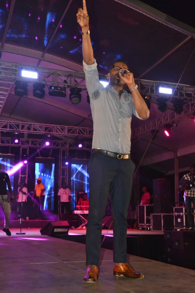 Concert explosif du nouveau héritier de la musique Sénégalaise, Pape Diouf chauffe le village de la nation avec la RTS1.