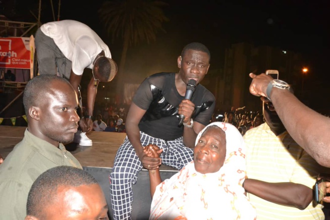 Concert explosif du nouveau héritier de la musique Sénégalaise, Pape Diouf chauffe le village de la nation avec la RTS1.