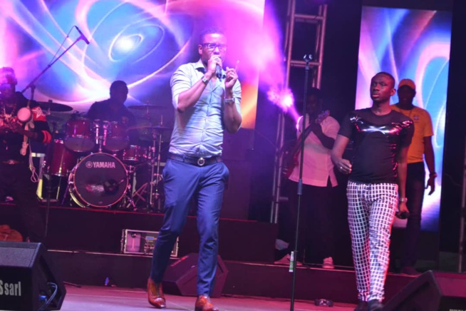 Concert explosif du nouveau héritier de la musique Sénégalaise, Pape Diouf chauffe le village de la nation avec la RTS1.