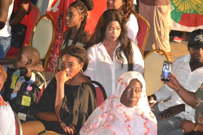 Concert explosif du nouveau héritier de la musique Sénégalaise, Pape Diouf chauffe le village de la nation avec la RTS1.