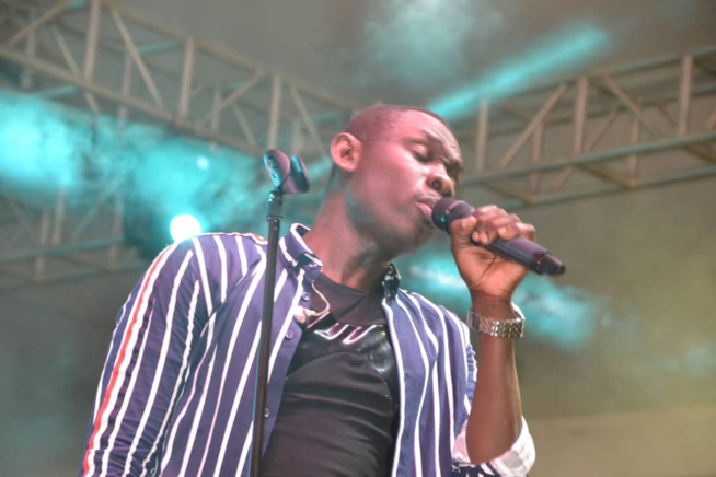 Concert explosif du nouveau héritier de la musique Sénégalaise, Pape Diouf chauffe le village de la nation avec la RTS1.