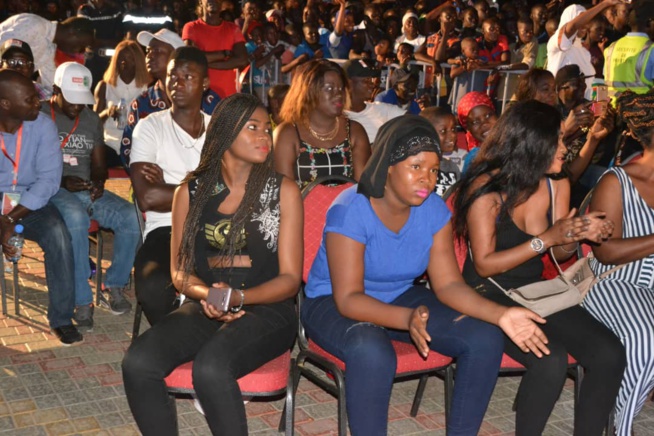 Concert explosif du nouveau héritier de la musique Sénégalaise, Pape Diouf chauffe le village de la nation avec la RTS1.
