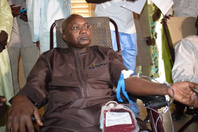 Le ministre de la Pêche et de l’Économie maritime, Monsieur Oumar Gueye a répondu à l'appel du Chef de l'Etat "je donne mon sang, je sauve des vies" Le ministre de la Pêche et de l’Économie maritime, Monsieur Oumar Gueye a répondu à l'appel du Chef de l'Etat "je donne mon sang, je sauve des vies"